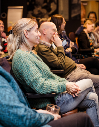 Publiek luistert enthousiast tijdens congres