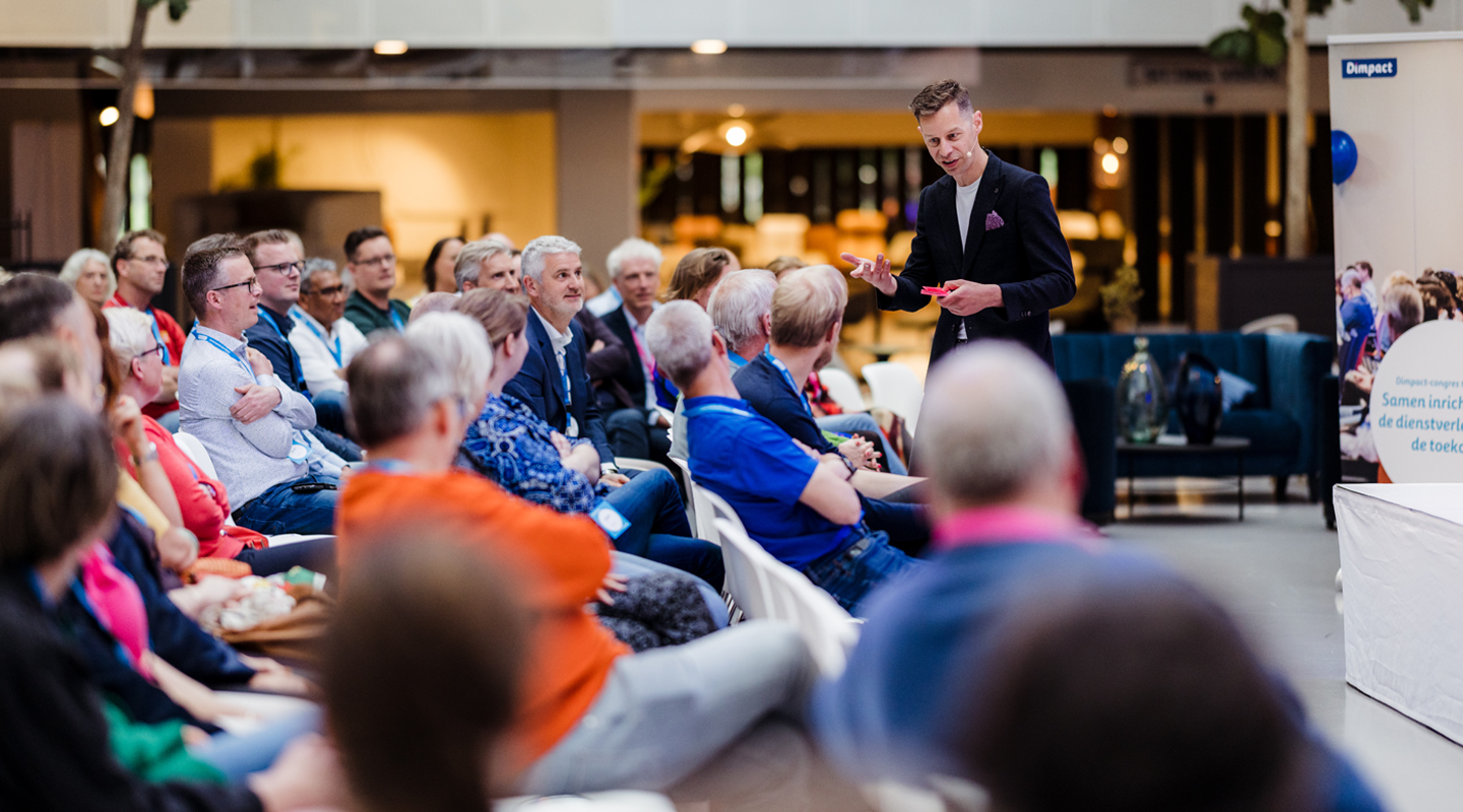 Keynote spreker voor publiek tijdens congres