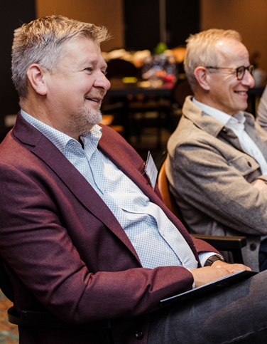 Twee lachende mannen in het publiek