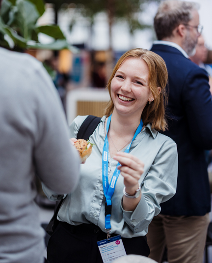 Lachende vrouw tijdens netwerklunch op Dimpact-congres