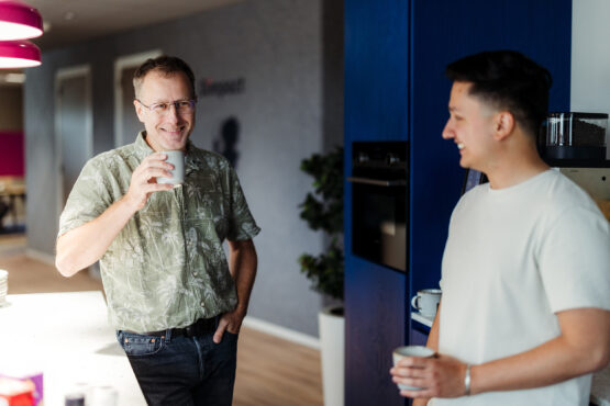 Twee mannen die koffie drinken in het werkcafe van Dimpact
