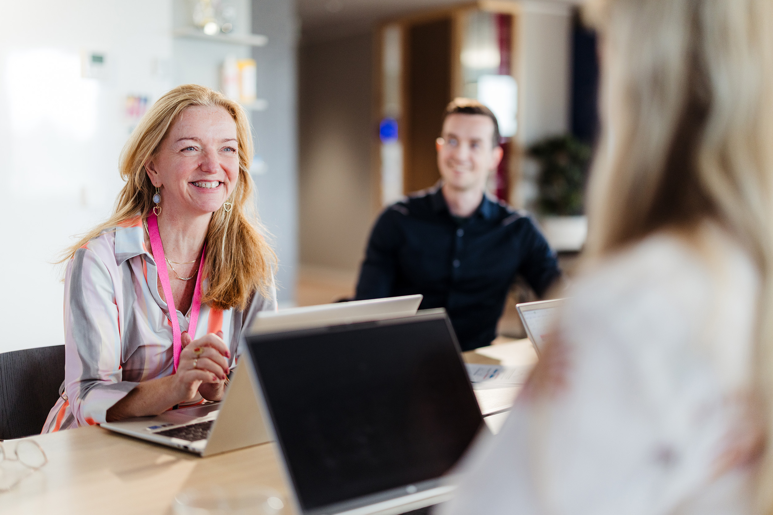 Collega's regiebureau vergaderen in werkcafe Dimpact