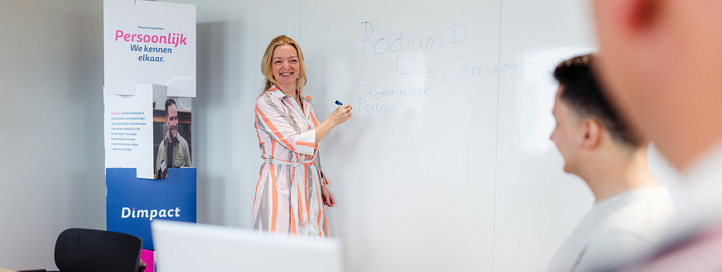 Vrouw staat voor collega's in een overleg