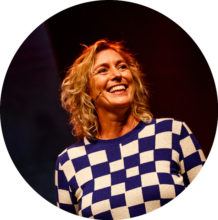 Lachende vrouw die wegkijkt naar rechts