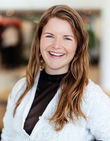 portretfoto van jonge lachende vrouw