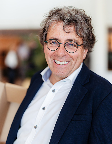portretfoto lachende man met bril