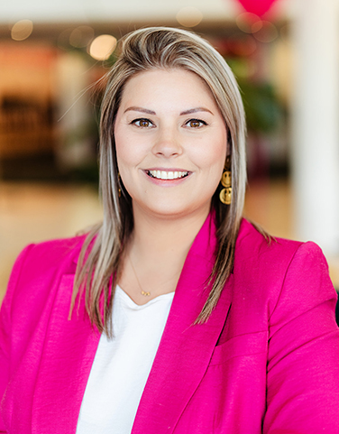 portretfoto jonge vrouw met roze blazer
