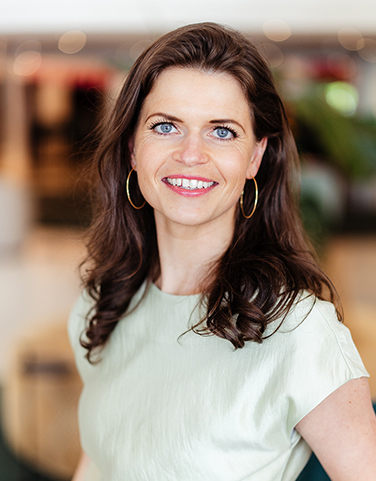 Lachende vrouw met donkere haren