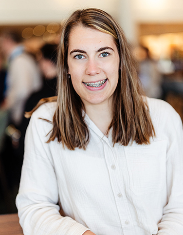 portretfoto jonge vrouw met beugel